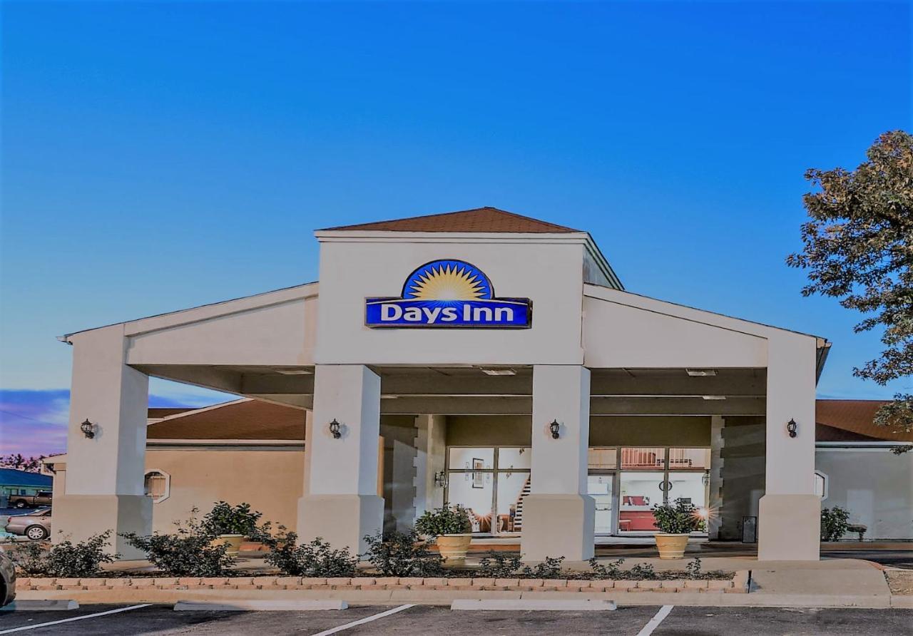 Days Inn By Wyndham Eastland Exterior photo